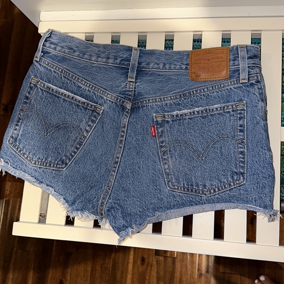 Levi's 501 Cutoff Shorts
Color Luxor Levels
Size 28 - Picture 7 of 7